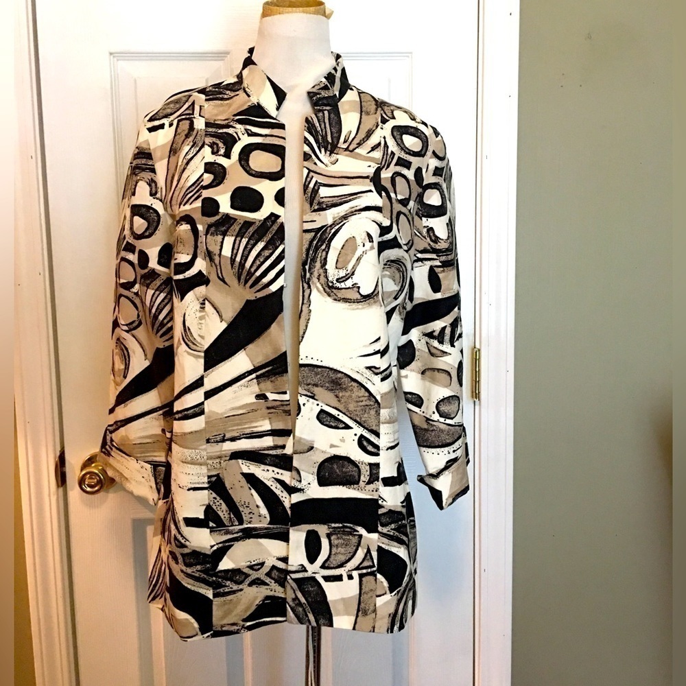 Chicos light weight jacket sz 1 or sm. Hook and eye front closure. Silk & Linen